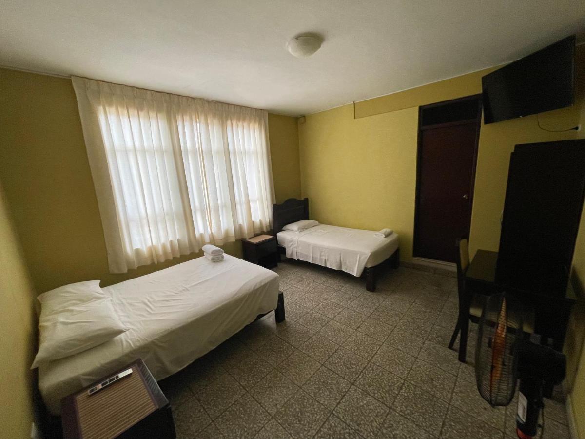 Hotel Calmelia 皮乌拉 外观 照片