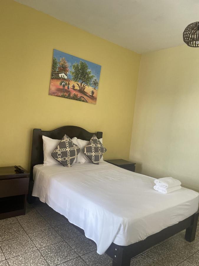 Hotel Calmelia 皮乌拉 外观 照片